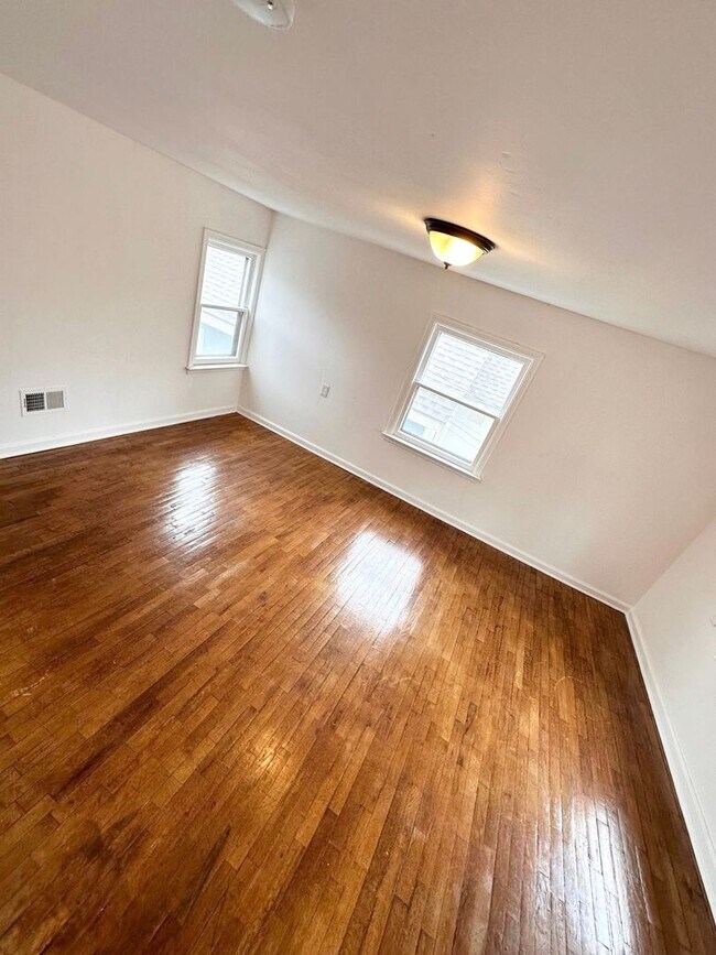 Building Photo - 4bedroom 1 bath accepting only housing vou...