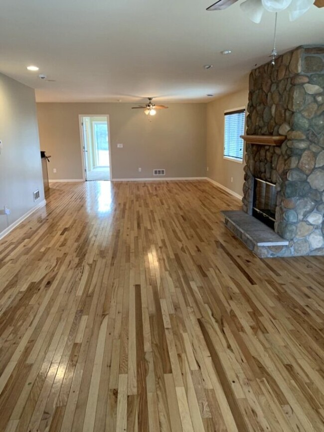 Building Photo - Remodeled 3bdrm/2 bath Ranch in Silver Lake!