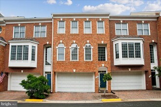 Building Photo - 1309 McLean Crest Ct