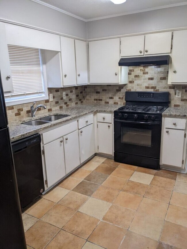 Foto del edificio - 1219 Creek Forest Ct NW