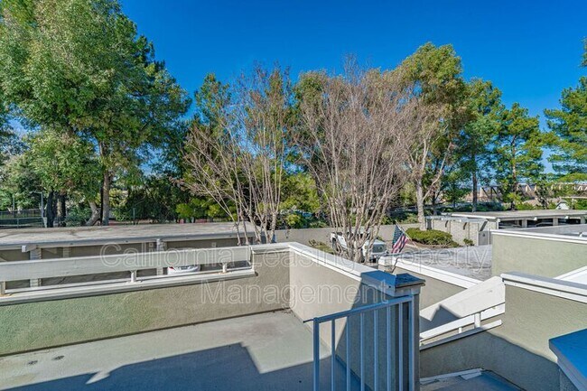 Foto del edificio - 26121 McBean Pkwy