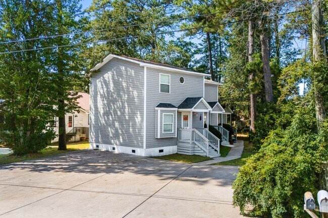 Foto del edificio - End unit of a Triplex within walking dista...