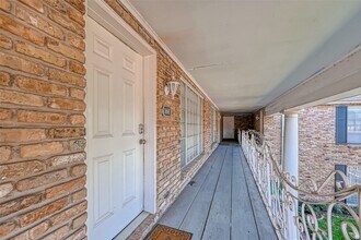 Building Photo - 2121 Fountain View Dr