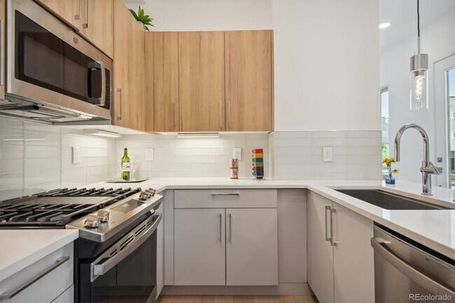 Foto del edificio - Brand New Build Townhome with Rooftop and ...