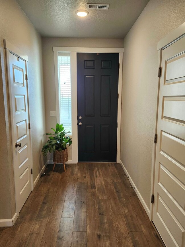 Foto del edificio - Charming 3-Bedroom, 2-Bath Home with Spaci...