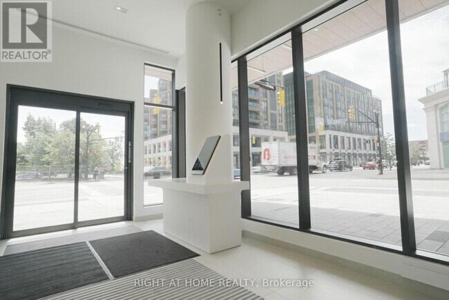 Photo du bâtiment - 2075 Lakeshore Rd.