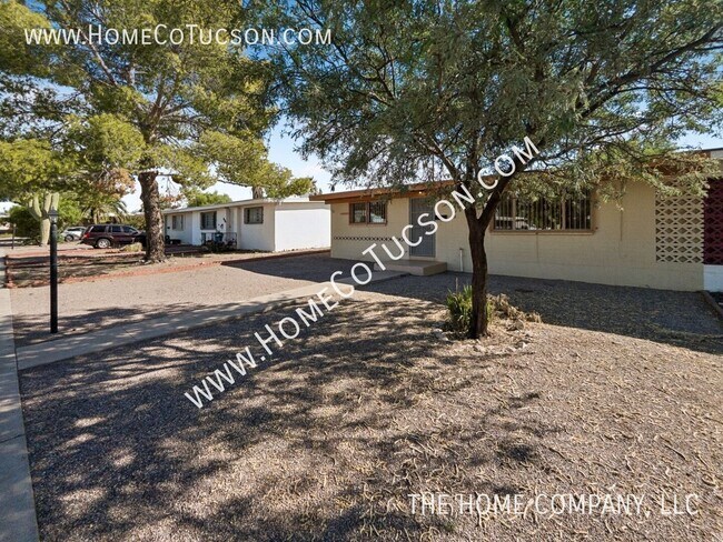 Building Photo - 1446 E Iowa Dr