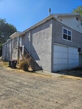 Building Photo - 831 Niantic St