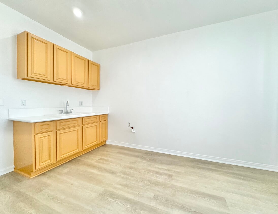 Primary Photo - 1200 S Hoover St