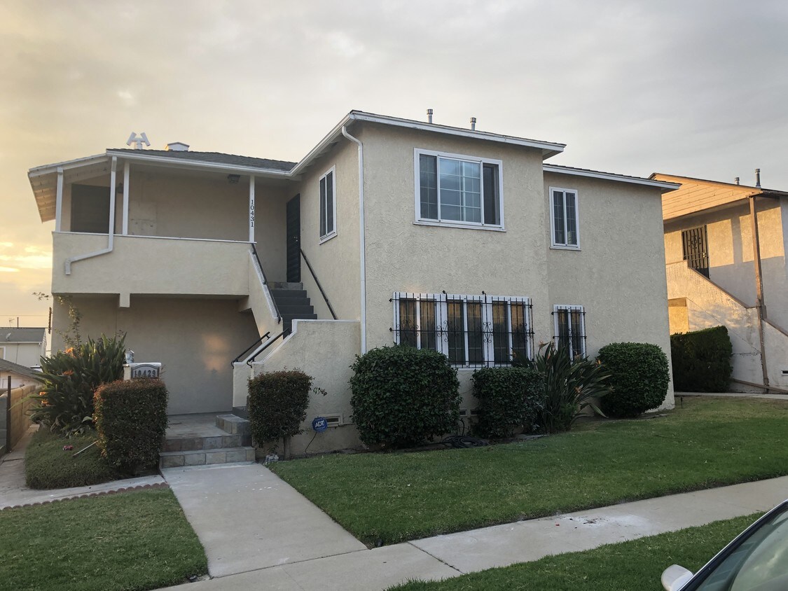 Top floor apt - 10431 Haas Ave