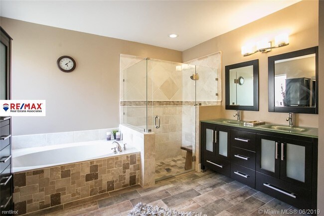 Building Photo - 5 br, 3 bath House - 3771 Oak Ridge Cir