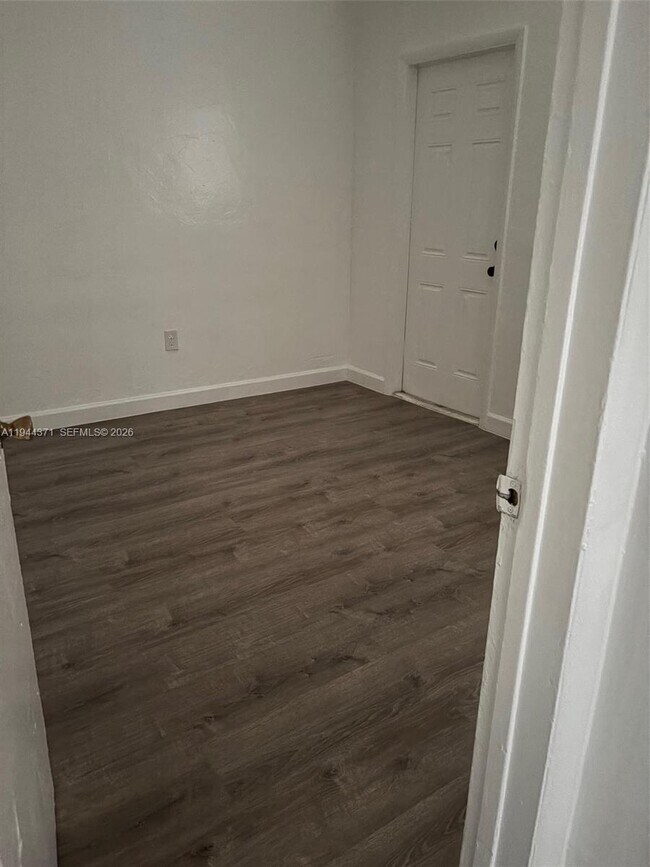 Foto del edificio - 6507 NW 6th Ave