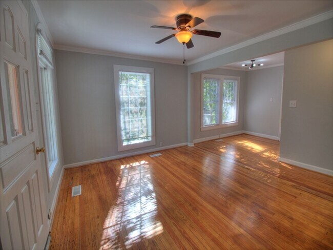 Building Photo - Recently Updated 3 Bedroom 2 Bath Home in ...
