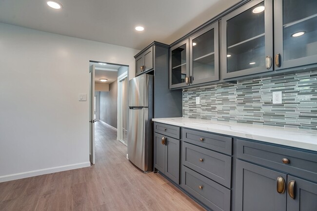 627 Fridge - 625 W. 92nd St
