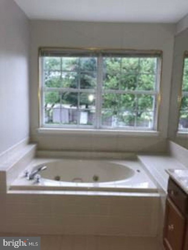 Primary Photo - 74 Pondview Ln