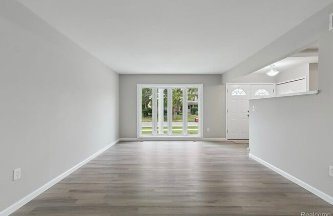 Building Photo - 6879 Brookshire Dr