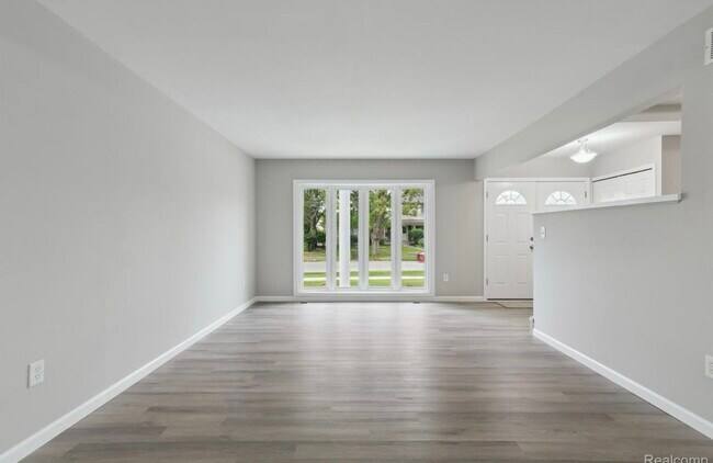 Foto del edificio - 6879 Brookshire Dr