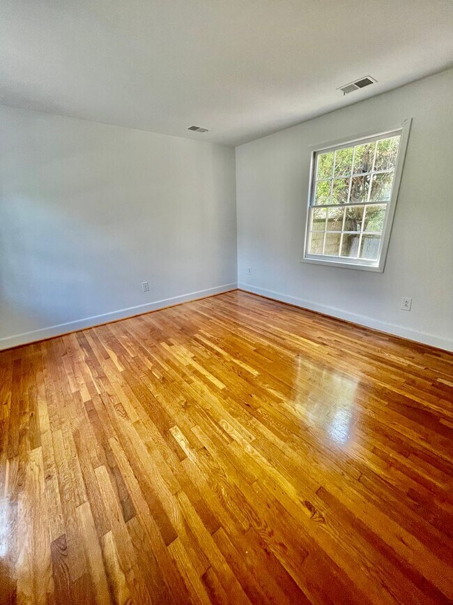 Building Photo - Charming Three Bedroom Home in the Heart o...