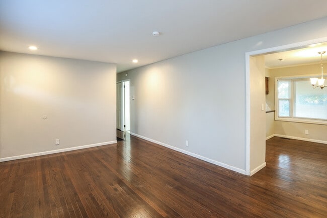 Building Photo - 400 N Ponca Dr