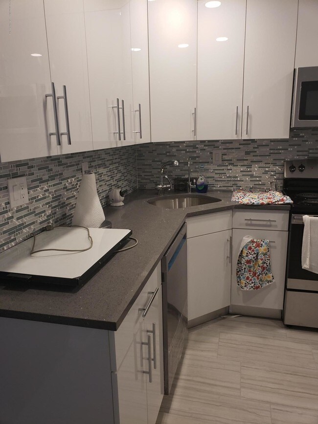 Building Photo - 14 Cedar Ave