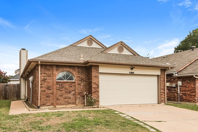 Building Photo - 1385 Chinaberry Dr