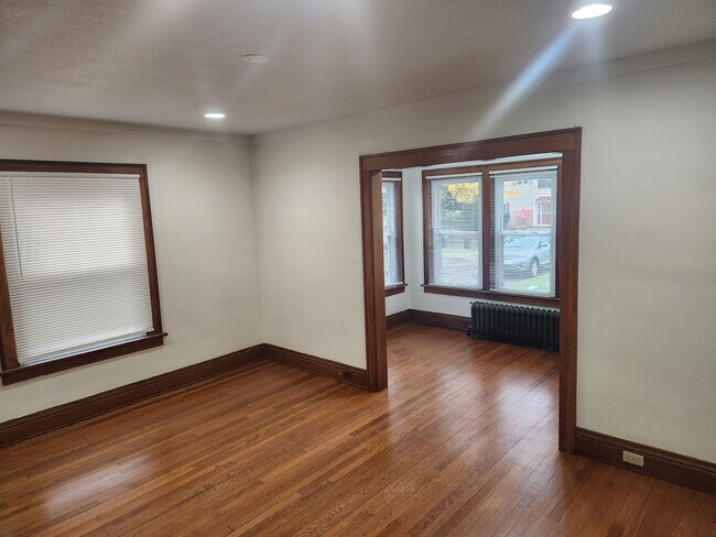 Building Photo - 1519 Lakeshore Dr
