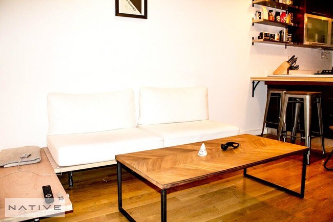 Foto del edificio - 375 Menahan St