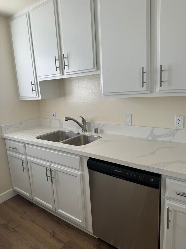 Nuevas encimeras de cuarzo, lavavajillas. - 12500 Fonthill Ave