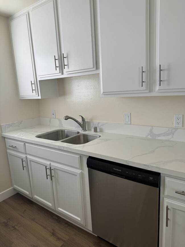 New Quartz countertops, dishwasher - 12500 Fonthill Ave