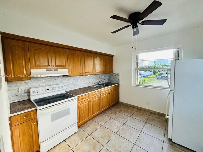 Foto del edificio - 3452 SW 7th St