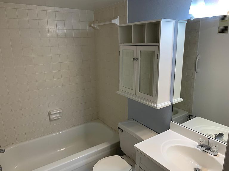 Foto principal - 5993 Village Cir S