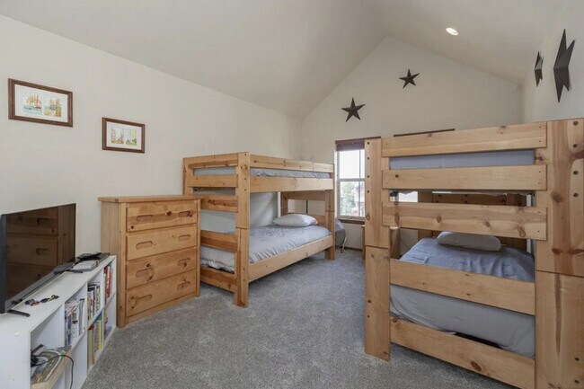 Building Photo - 108 Deer Track Ct