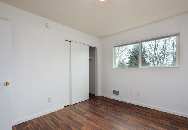 Building Photo - 2BR/1 Bath Mid-Century Modern with Condo finishes