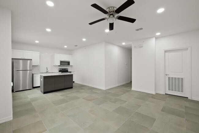 Foto del edificio - 901 E redbud Ave. Apt. 305