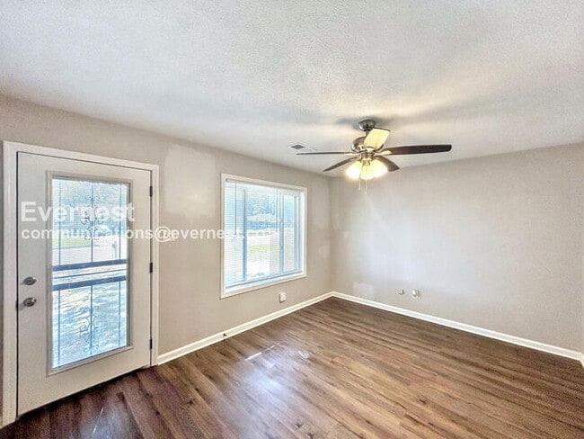 Foto del edificio - 1582 Custer Dr