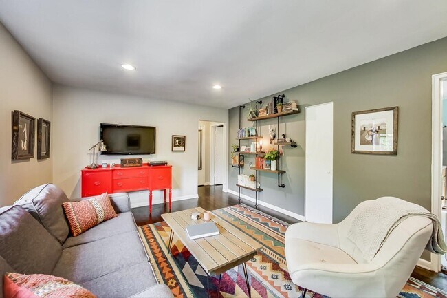 Building Photo - 205 Custer Ave