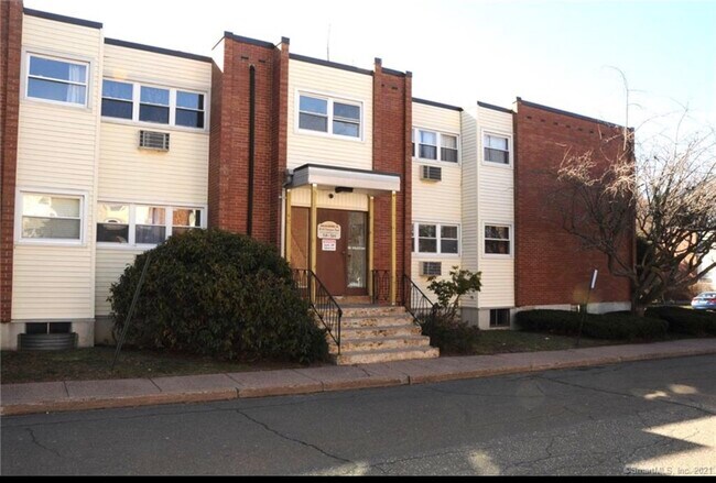 Building Photo - 32 Thompson Rd