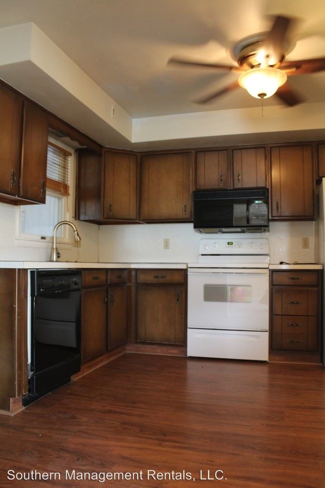 Building Photo - 3 br, 2 bath House - 125 W. Main St.