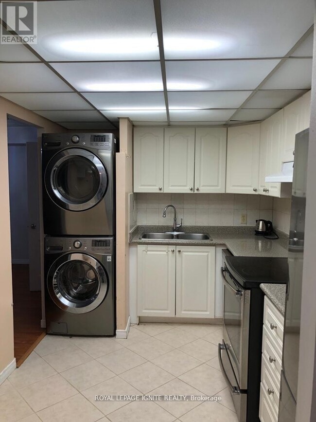 Building Photo - 3695 Kaneff Crescent