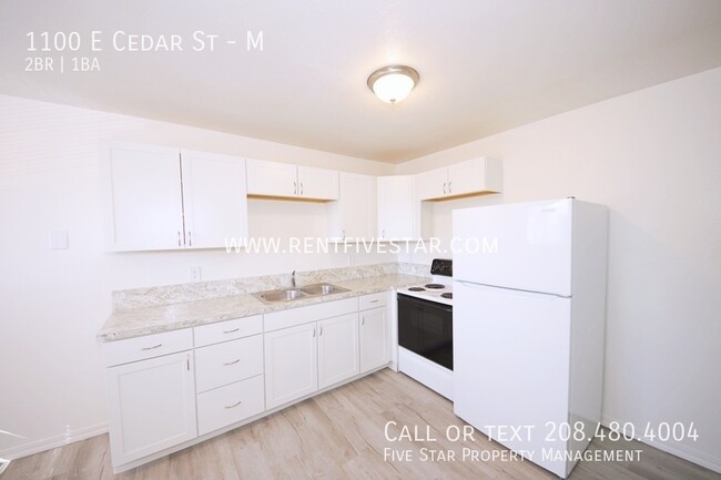 Foto del edificio - Upstairs Apartment In Central Location! Vi...