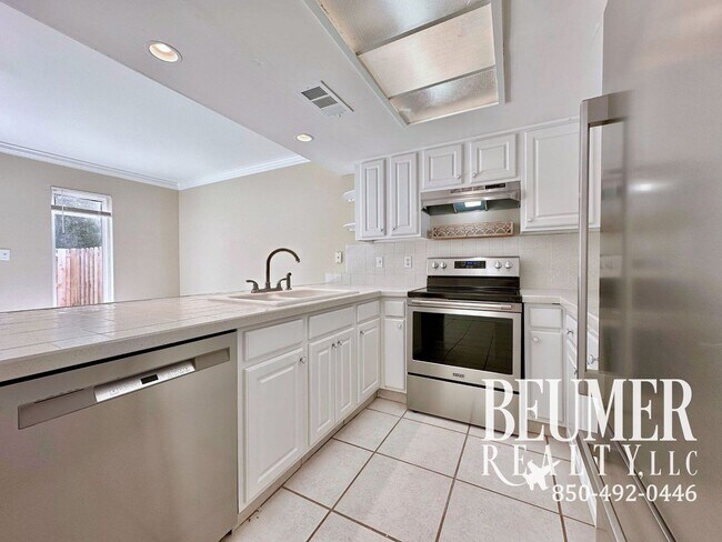 Foto del edificio - Charming 2 bedroom, 2.5 bath townhome for rent in SW Pensacola!