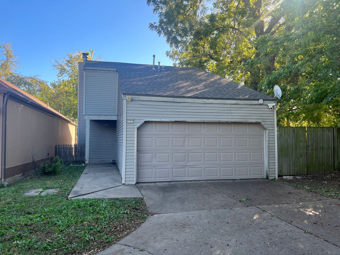 Primary Photo - Beautiful Home on 71st and Riverside!