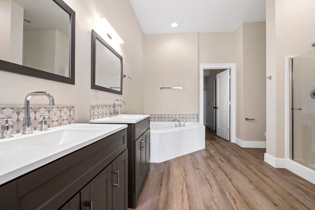 Building Photo - 2501 Country Club Dr