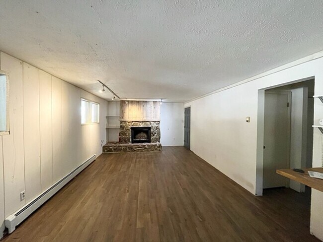 Building Photo - 128 Regal Cir