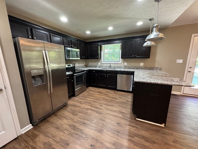 Foto del edificio - Spacious 3BR 2BA home with 2 car garage