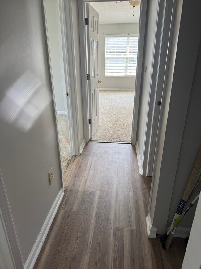 Foto del edificio - 5931 Cedar Lake Dr