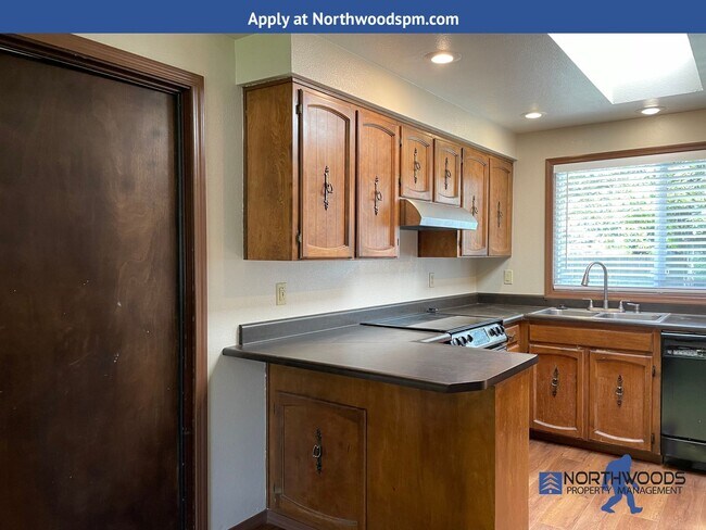 Building Photo - Very Nice 3 Bedroom 2 Bath Home with a Det...