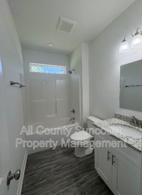 Building Photo - 555 Sunset Dr