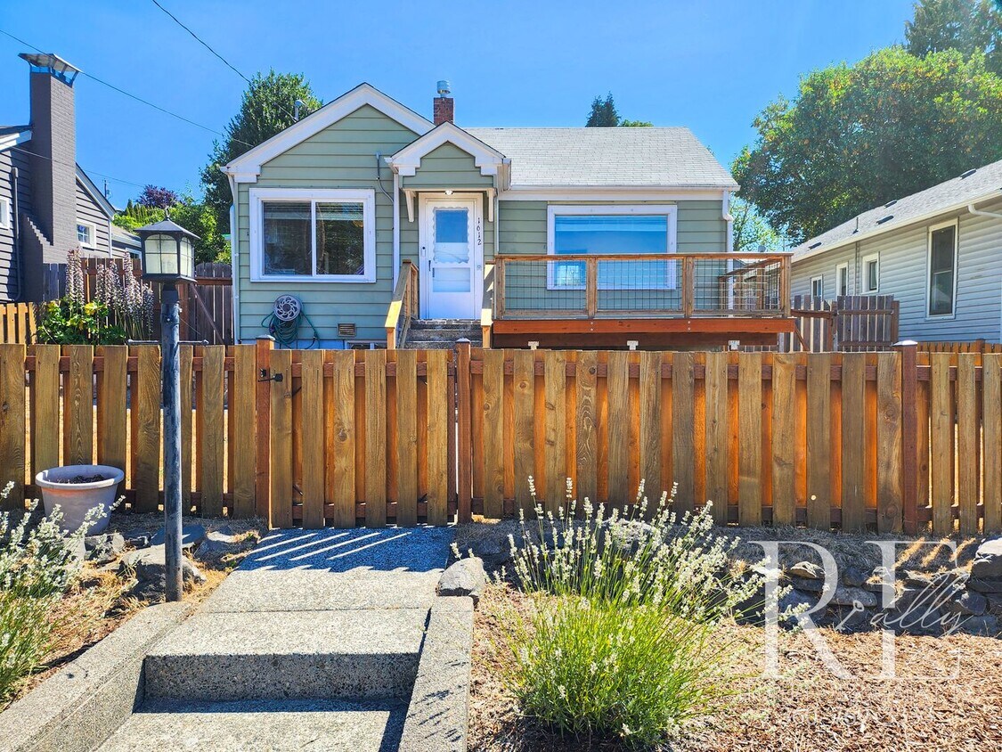 Foto principal - Classic Charmer with Water Views in the He...