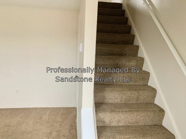 Building Photo - 3 bedroom Town house